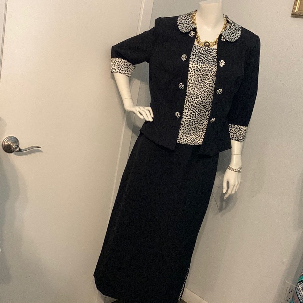 Very nice  3 pieces suit size 8p used once